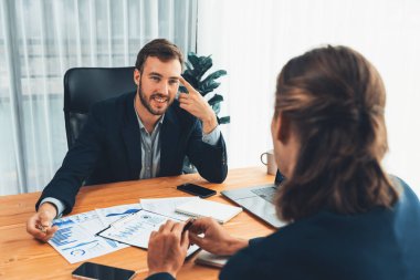Ofisteki analist ekibi, iş performansını artırmak için grafik ve grafikli BI gösterge panelini kullanarak çalışma alanındaki pazarlama stratejisi için finansal veri analizi yapmakla meşgul. Varlık
