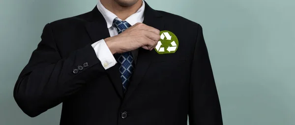 Корпоративное Продвижение Устойчивой Зеленой Бизнес Концепции Бизнесменом Держащим Символическую Бумагу — стоковое фото