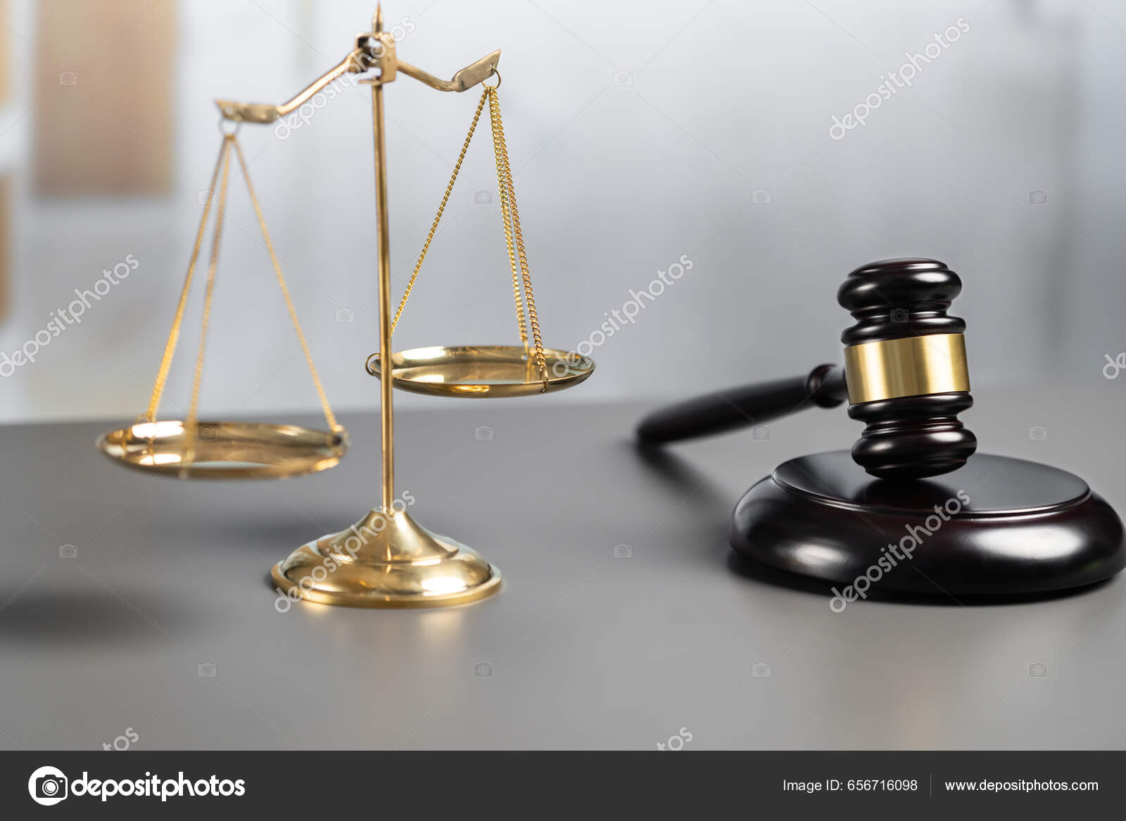 法院图书馆背景中的金黄色天平和木制石碑是正义和法律权威概念的象征体现了律师和法官的平等和公正判断——图库图片©