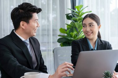 Ofisteki analist ekibi veri analizi ve pazarlama stratejisini güçlü takım çalışmasıyla yapılan toplantıda iş performansını artırmak için BI gösterge paneli ve istatistikleri kullanarak tartışıyor. Sevinçli.