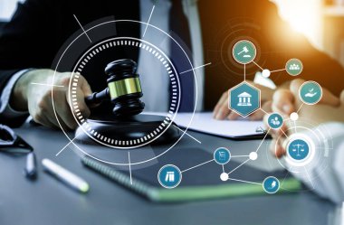 Akıllı hukuk, hukuki danışmanlık simgeleri ve avukatlık bürosunda çalışan araçlar dijital hukuk kavramını ve çevrim içi hukuk ve yönetmelik kavramlarını gözler önüne seriyor .