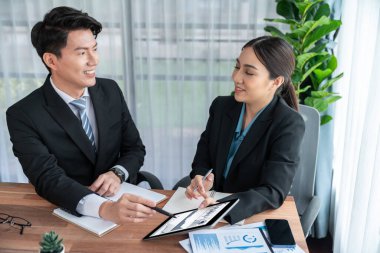 Ofisteki analist ekibi, veri analizi ve pazarlama stratejisini, BB paneli ve tablet ekranındaki istatistik ekranı kullanarak, takım çalışmasıyla olan iş performansını artırmak için tartışıyor. Sevinçli.