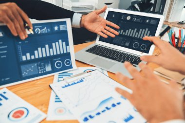 Analist ekibi, bilgisayar ekranında veri bilimi yazılımı görüntülemesi kullanarak dijital torpido gözünde finansal verileri analiz ediyor. İş zekası ve Fintech. Coşkulu