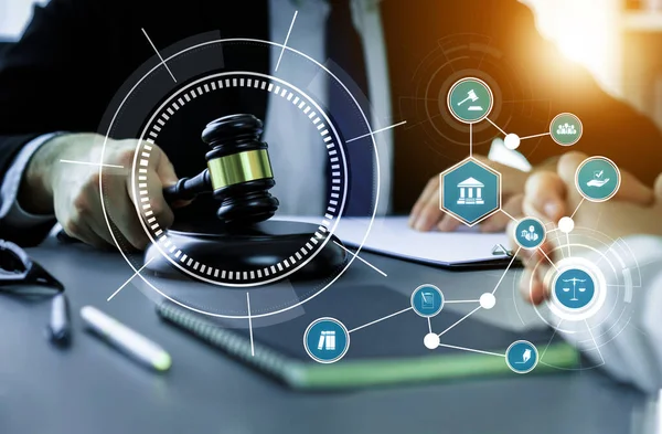 弁護士事務所のスマート法律 法律アドバイスアイコン 弁護士の作業ツールは デジタル法と自動法と規制のオンライン技術の概念を示しています — ストック写真