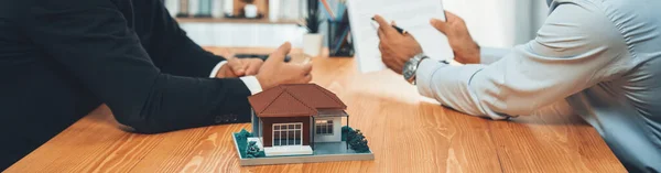 Contrato Empréstimo Revisão Cliente Com Agente Imobiliário Discutindo Termo Juros — Fotografia de Stock