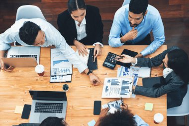 Üst düzey çok ırklı analiz ekibi, stratejik karar için finansal verileri analiz etmek amacıyla dizüstü bilgisayarda BI gösterge ekranını kullanıyor. Fintech pazarlama göstergelerini analiz ediyor. Uyum