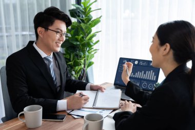 Ofisteki analist ekibi veri analizi ve pazarlama stratejisini güçlü takım çalışmasıyla yapılan toplantıda iş performansını artırmak için BI gösterge paneli ve istatistikleri kullanarak tartışıyor. Sevinçli.