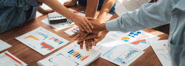 Analist ekibi, iş stratejisi ve pazarlama için finansal konsol belgelerini başarıyla analiz ettikten sonra el ele verdi. Takım çalışması ve birlik el ele tutuşarak ofiste. Panorama çekimi. İnceleyin