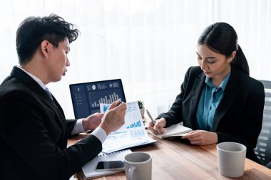 Ofisteki analist ekibi veri analizi ve pazarlama stratejisini güçlü takım çalışmasıyla yapılan toplantıda iş performansını artırmak için BI gösterge paneli ve istatistikleri kullanarak tartışıyor. Sevinçli.