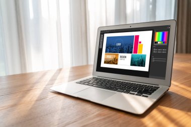 Web sayfasının modern tasarımı ve bilgisayar ekranında gösterilen ticari reklamlar için grafiksel tasarımcı yazılımı