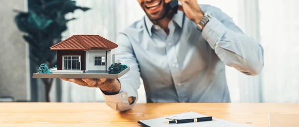 Glad Köpare Framgångsrikt Köpa Ett Hus Med Ett Bostadslån Efter — Stockfoto