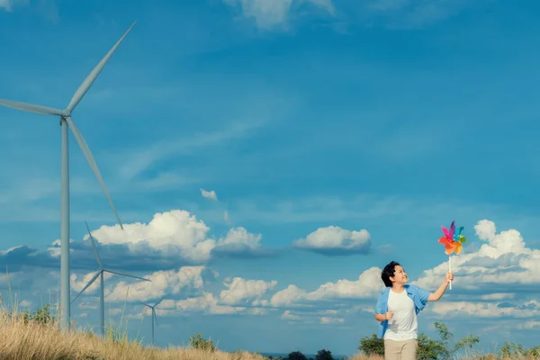 Progressive Young Asian Boy Playing Wind Pinwheel Toy Wind Turbine — Fotografia de Stock