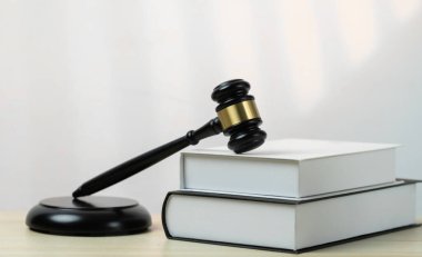 Boş bir hukuk firmasında ahşap tokmak çekiç ve hukuk kitabı ya da avukat ve hakim tarafından adalet ve hukuk sistemi, yasal otorite ve adalet kavramı olarak beyaz avukatlık bürosu geçmişi. denge