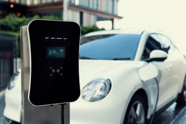 Araç motoru için evdeki yeşil enerjiden güç alan elektrikli ev şarj istasyonuna odaklan. Araç konsepti için yenilikçi çevre dostu enerji şarj edilebilir.