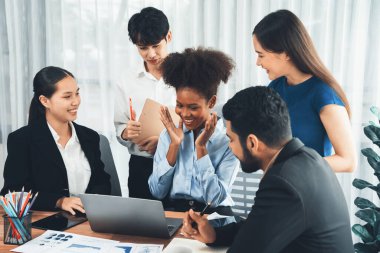 Mutlu iş adamları birlikte çalışır, şirket ofisinde tartışırlar. Profesyonel ve çeşitlilik takım çalışması iş planını bilgisayarda tartışır. Modern çok kültürlü ofis çalışanı. Uyum