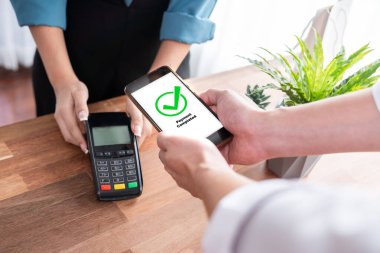 Akıllı telefon uygulamasında barkod taraması yapan kusursuz nakit ödemeler. QR kod teknolojisi, mobil bankacılık uygulaması ile modern alışveriş tarzı için hızlı ve güvenli işlemler. Sevinçli.