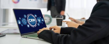 CRM işletme ve işletme için modern bilgisayarda müşteri ilişkileri yönetim sistemi