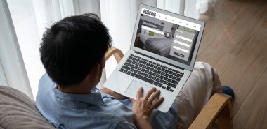 Çevrimiçi otel konaklama rezervasyon sitesi mod rezervasyon sistemi sağlar. Seyahat teknolojisi kavramı .