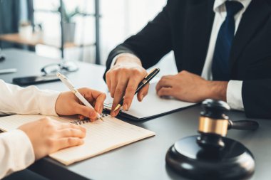 Hukuk bürosu masasında çalışan ya da yasal belge hazırlayan avukat meslektaşları ya da hukuk ekibi. Gavel, kanun koyucu ve avukatın adil ve eşit karar vermesi için çekiç. Eşitlik