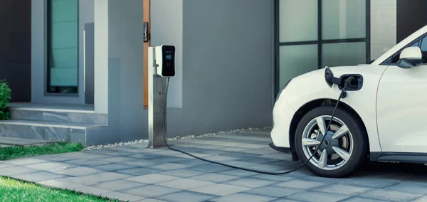 Progressive Concept Car Home Charging Station Powered Sustainable Clean Energy — Foto Stock