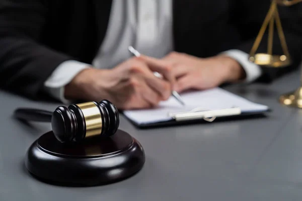 Adalet Sembolleri Tokmak Çekiç Terazinin Avukatın Bulanık Arkaplanına Odaklanması Hukuk — Stok fotoğraf