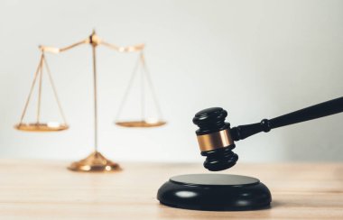 Adaleti ve hukuki otoriteyi temsil eden, altın dengeli ölçeği temsil eden ve avukatlık arka planında hukuk kitabı olan tokmağı, eşitlik ve adil yargı kavramını yansıtan. denge