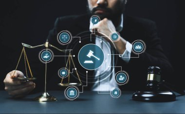 Akıllı hukuk, hukuki danışmanlık simgeleri ve avukatlık bürosunda çalışan araçlar dijital hukuk kavramını ve çevrim içi hukuk ve yönetmelik kavramlarını gözler önüne seriyor .