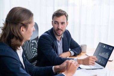Ofisteki analist ekibi, iş performansını artırmak için bilgisayarında grafik ve çizelge olan BI gösterge panelini kullanarak çalışma alanındaki pazarlama stratejisi için finansal veri analizi yapmakla meşgul. Varlık
