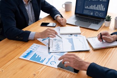 Ofisteki analist ekibi, iş performansını artırmak için bilgisayarında grafik ve çizelge olan BI gösterge panelini kullanarak çalışma alanındaki pazarlama stratejisi için finansal veri analizi yapmakla meşgul. Varlık