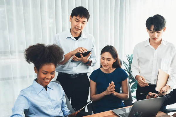 Szczęśliwie Zróżnicowani Biznesmeni Pracują Razem Dyskutując Biurze Korporacyjnym Profesjonalna Różnorodna — Zdjęcie stockowe