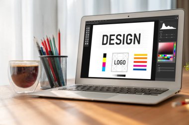 Web sayfasının modern tasarımı ve bilgisayar ekranında gösterilen ticari reklamlar için grafiksel tasarımcı yazılımı