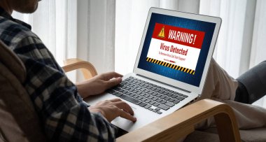 Bilgisayar ekranındaki virüs uyarısı mobil siber tehdit, hacker, bilgisayar virüsü ve kötü amaçlı yazılım tespit edildi