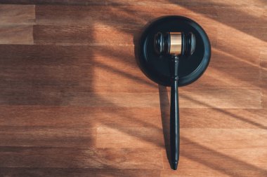 Yakın plan siyah tahta tokmak çekiç ahşap ofis arka planında avukat ve hakim için adalet ve hukuk sistemi, yasal otorite ve yargılama konsepti olarak. denge