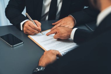 Yakın plan sözleşme imzalama belgesini kalemle imzalama, iş anlaşmasını imzayla mühürleme. İş adamları iş anlaşmasını imzalamak için sözleşmeye imza atıyorlar. Coşkulu