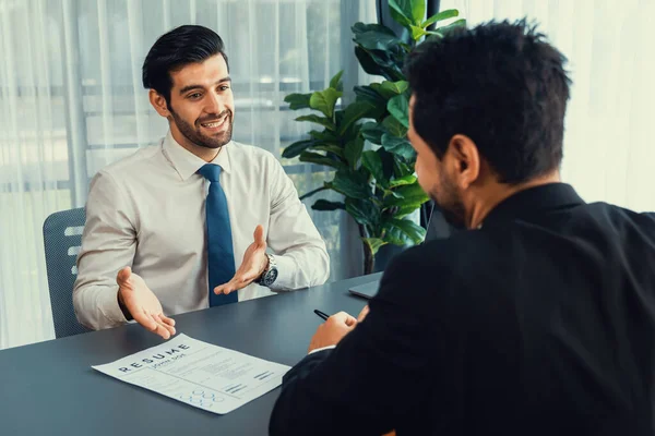 Başvuru formunu doldurmak için iş başvurusunda bulunmuş. Aday, mülakatta resmi konuşma için takım elbise giyer. Kariyer ve iş deneyimiyle ilgili sorularla dolu bir işe alım süreci. Coşkulu