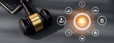 Akıllı hukuk, hukuki danışmanlık simgeleri ve avukatlık bürosunda çalışan araçlar dijital hukuk kavramını ve çevrim içi hukuk ve yönetmelik kavramlarını gözler önüne seriyor .