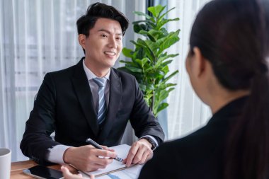 Ofisteki analist ekibi veri analizi ve pazarlama stratejisini güçlü takım çalışmasıyla yapılan toplantıda iş performansını artırmak için BI gösterge paneli ve istatistikleri kullanarak tartışıyor. Sevinçli.