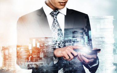 Businessman analyst working with digital finance business data graph showing technology of investment strategy for perceptive financial business decision. Digital economic analysis technology concept.