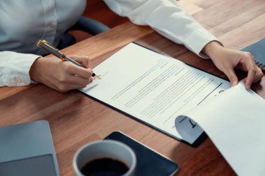 Yakın plan sözleşme imzalama belgesini kalemle imzalama, iş anlaşmasını imzayla mühürleme. İş adamları iş anlaşmasını imzalamak için sözleşmeye imza atıyorlar. Coşkulu.