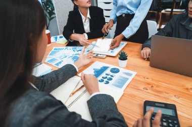 Çok ırklı analist ekibi toplantı masasındaki mali raporu analiz etmek için BI gösterge tablosunu kullanıyor. Çeşitli iş adamlarından oluşan bir grup, iş pazarlama kararı için FIntech 'in veri analizini kullanır. Uyum