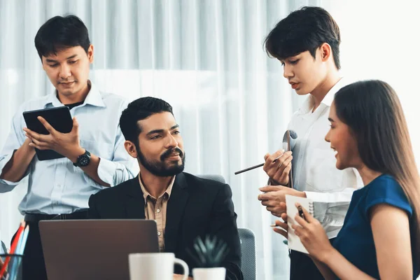 아시아 직원들은 사무실에서 이루어 일하며 노트북으로 책상에서 성공을 거두기 비즈니스 — 스톡 사진
