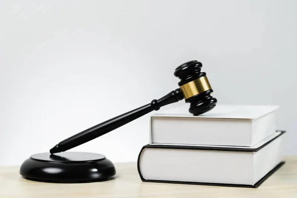 Boş Bir Hukuk Firmasında Ahşap Tokmak Çekiç Hukuk Kitabı Avukat — Stok fotoğraf