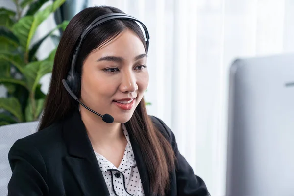 Szczęśliwy Azjatycki Operator Call Center Słuchawkami Mikrofonem Pracującym Stacji Roboczej — Zdjęcie stockowe