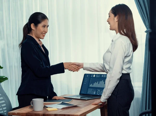 成功面试的亚洲女性候选人与面试人员在商务办公室握手 对该职位的资格和申请进行了积极的讨论 很有激情 — 图库照片