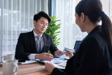 Ofisteki analist ekibi veri analizi ve pazarlama stratejisini güçlü takım çalışmasıyla yapılan toplantıda iş performansını artırmak için BI gösterge paneli ve istatistikleri kullanarak tartışıyor. Sevinçli.