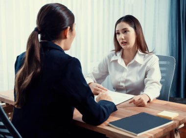 İş anlaşması toplantısı, genç iş kadınları sözleşmenin şartlarını ve şartlarını dikkatle gözden geçiriyorlar. Şirket avukatı sözleşme anlaşmasında danışmanlık yapar. Coşkulu.