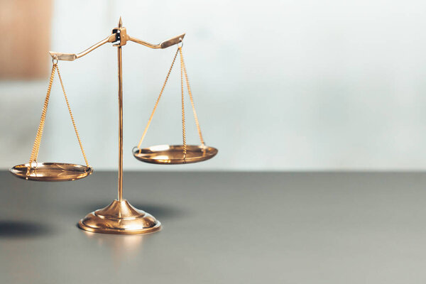 Блестящий золотой сбалансированный масштаб на фоне судебной библиотеки как понятие справедливости и справедливости юридический символ. Масштаб равновесия для справедливого и равноправного суда со стороны адвоката и адвоката. Равновесие