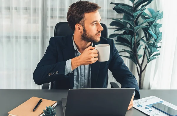 Geschäftsmann Arbeitet Seinem Laptop Und Trinkt Kaffee Seinem Schreibtisch Arbeitsbereich — Stockfoto