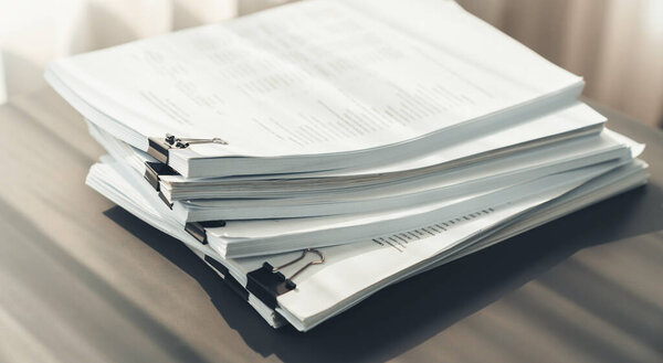 Крупный офисный стол с организованными штабелированными бумагами, как концепция организованной системы управления документами для занятых бизнес-отчетов или юридических документов. Равновесие