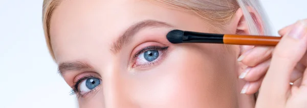 Closeup Beautiful Personable Girl Flawless Applying Eye Shadow Makeup Eyeliner — 图库照片